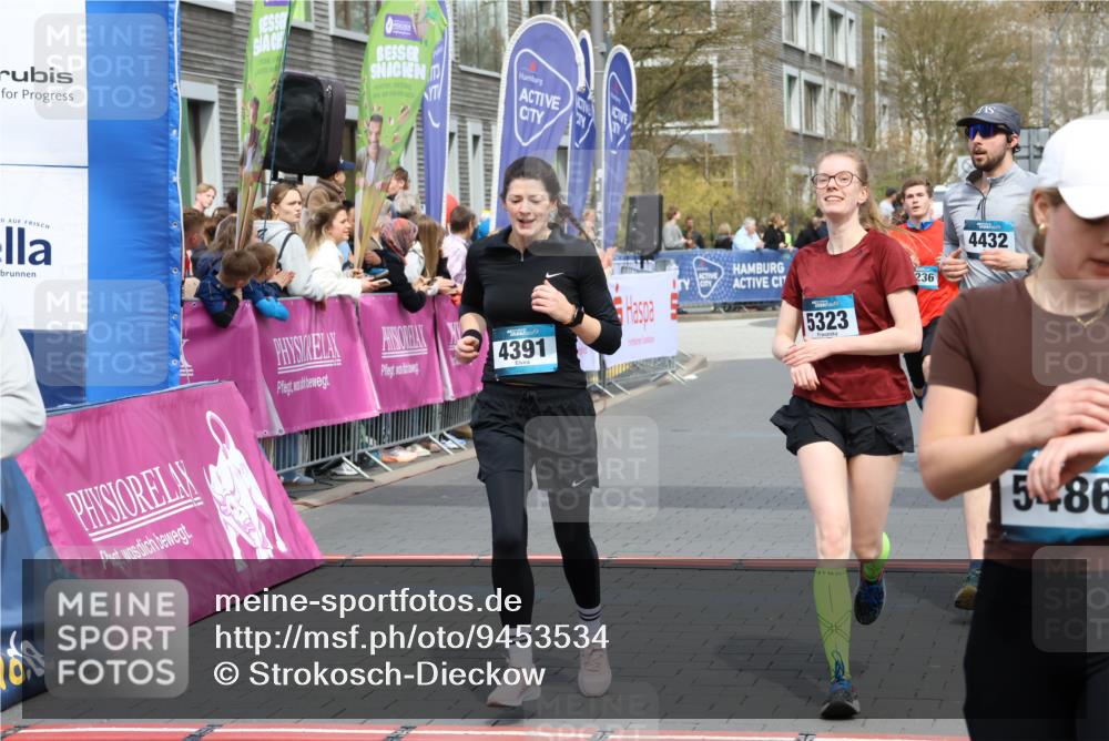 12.04.2026 - 45. Internationalen Wilhelmsburger Insellauf Strokosch-Dieckow http://msf.ph/oto/9453534 12.04.2026 13:06:27 Ziel 3032, 4391, 5323, 4432, 4236, 5677 meine-sportfotos.de