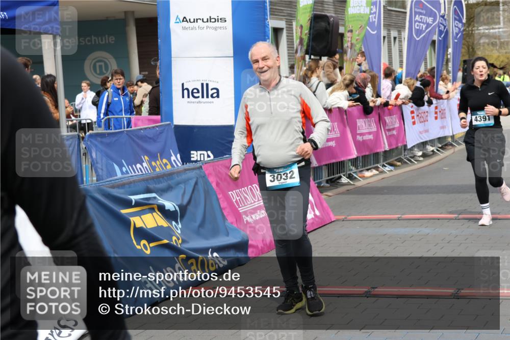 12.04.2026 - 45. Internationalen Wilhelmsburger Insellauf Strokosch-Dieckow http://msf.ph/oto/9453545 12.04.2026 13:06:26 Ziel 3032, 4391, 5323, 4432, 4236 meine-sportfotos.de