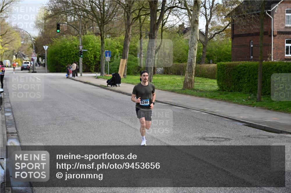 12.04.2026 - 45. Internationalen Wilhelmsburger Insellauf J. Mangold http://msf.ph/oto/9453656 12.04.2026 10:13:13 Ziel 5240, 5514, 2119, 3979 meine-sportfotos.de