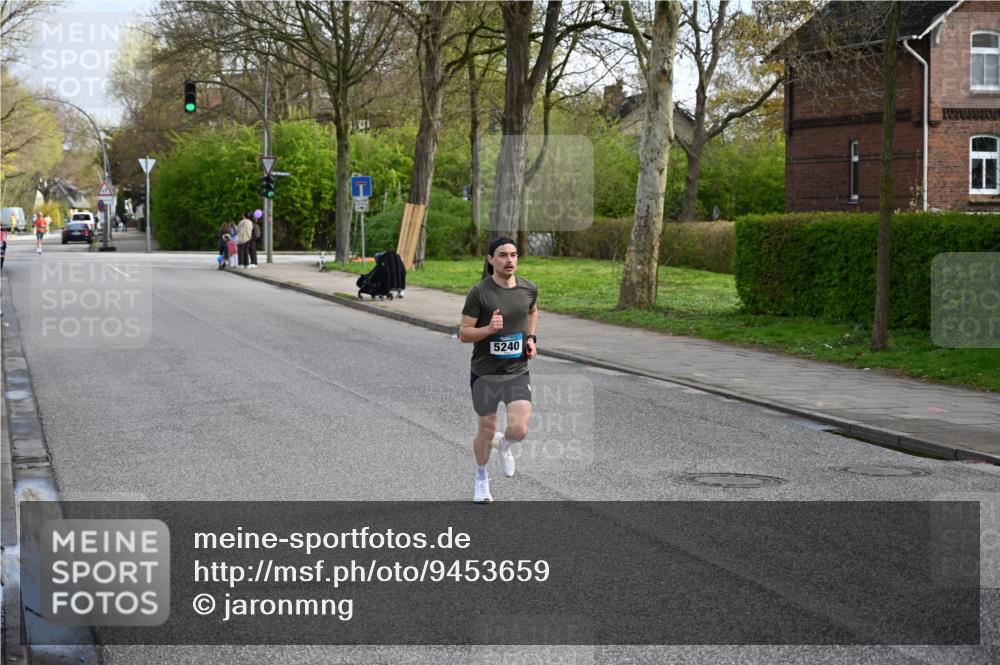 12.04.2026 - 45. Internationalen Wilhelmsburger Insellauf J. Mangold http://msf.ph/oto/9453659 12.04.2026 10:13:13 Ziel 5240, 5514, 2119, 3979 meine-sportfotos.de