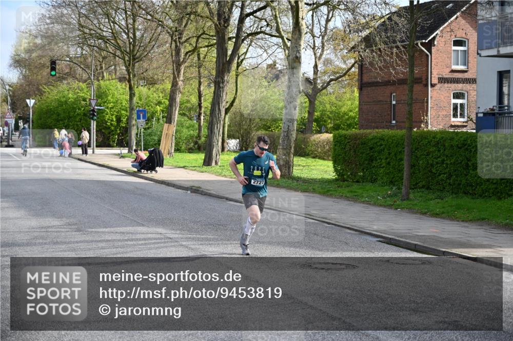 12.04.2026 - 45. Internationalen Wilhelmsburger Insellauf J. Mangold http://msf.ph/oto/9453819 12.04.2026 10:14:52 Ziel 4002, 2727, 2177 meine-sportfotos.de