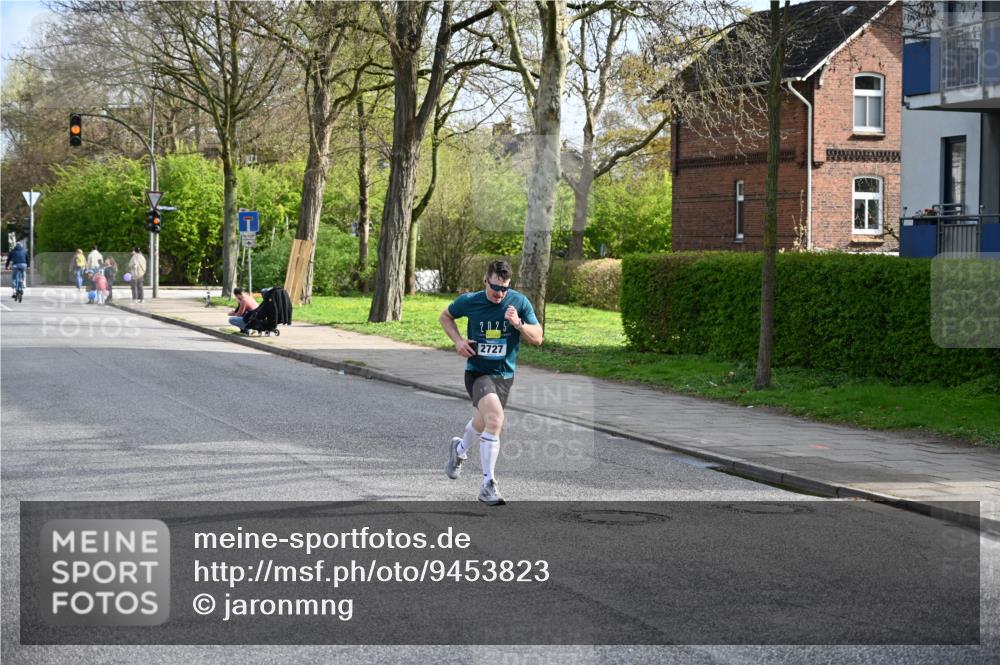 12.04.2026 - 45. Internationalen Wilhelmsburger Insellauf J. Mangold http://msf.ph/oto/9453823 12.04.2026 10:14:52 Ziel 4002, 2727, 2177 meine-sportfotos.de