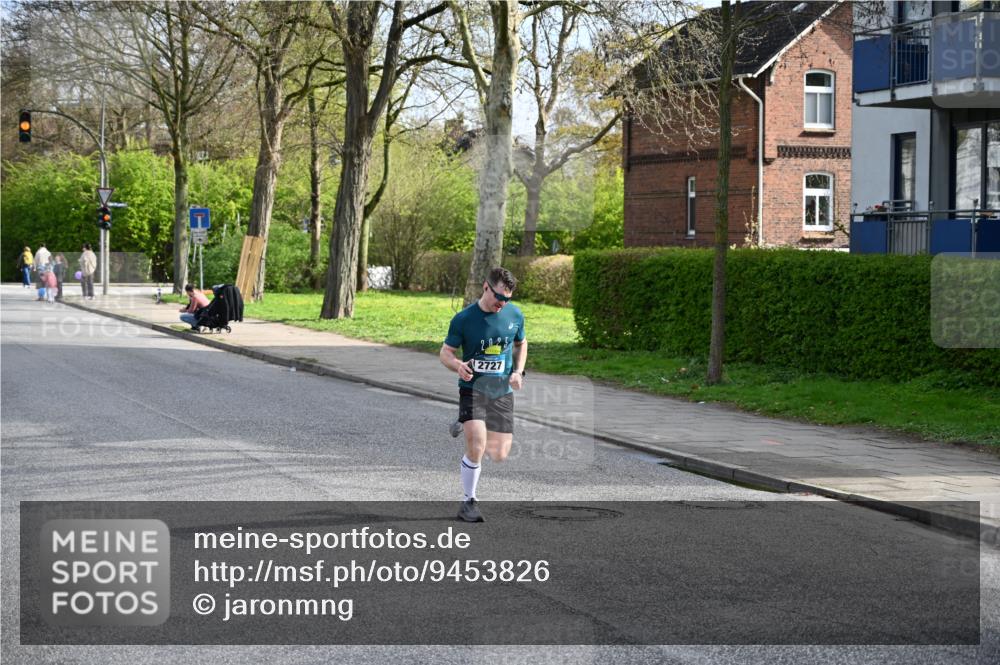 12.04.2026 - 45. Internationalen Wilhelmsburger Insellauf J. Mangold http://msf.ph/oto/9453826 12.04.2026 10:14:52 Ziel 4002, 2727, 2177 meine-sportfotos.de