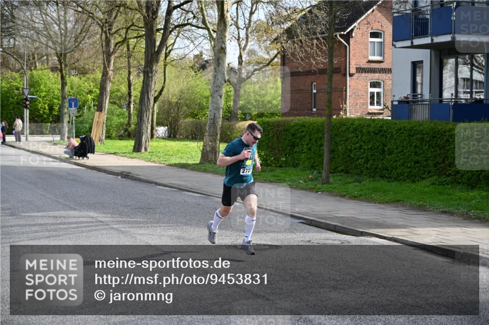 12.04.2026 - 45. Internationalen Wilhelmsburger Insellauf J. Mangold http://msf.ph/oto/9453831 12.04.2026 10:14:53 Ziel 4002, 2727, 2177 meine-sportfotos.de
