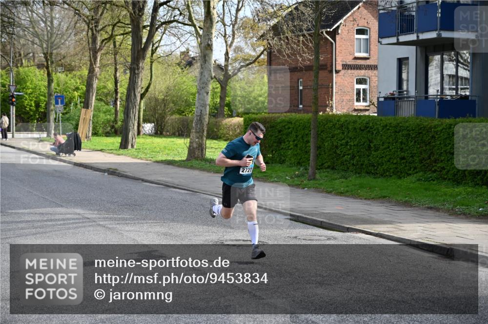 12.04.2026 - 45. Internationalen Wilhelmsburger Insellauf J. Mangold http://msf.ph/oto/9453834 12.04.2026 10:14:53 Ziel 4002, 2727, 2177 meine-sportfotos.de