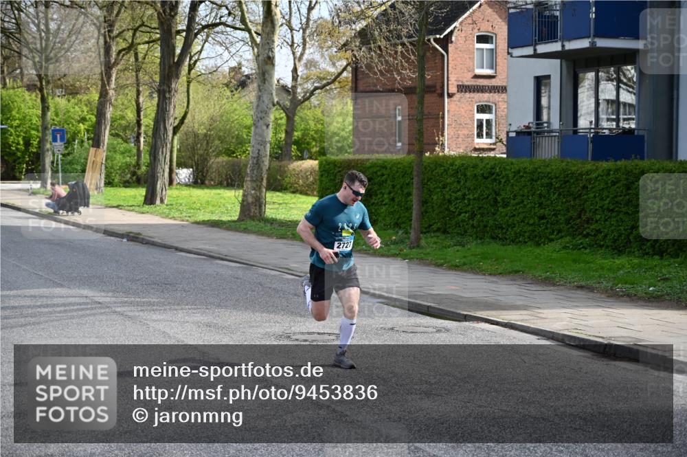12.04.2026 - 45. Internationalen Wilhelmsburger Insellauf J. Mangold http://msf.ph/oto/9453836 12.04.2026 10:14:53 Ziel 4002, 2727, 2177 meine-sportfotos.de