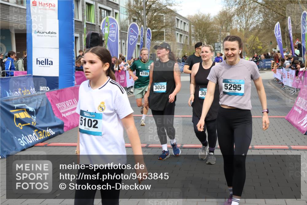 12.04.2026 - 45. Internationalen Wilhelmsburger Insellauf Strokosch-Dieckow http://msf.ph/oto/9453845 12.04.2026 13:05:50 Ziel 5295, 3025, 3030, 5476, 4105, 3934 meine-sportfotos.de