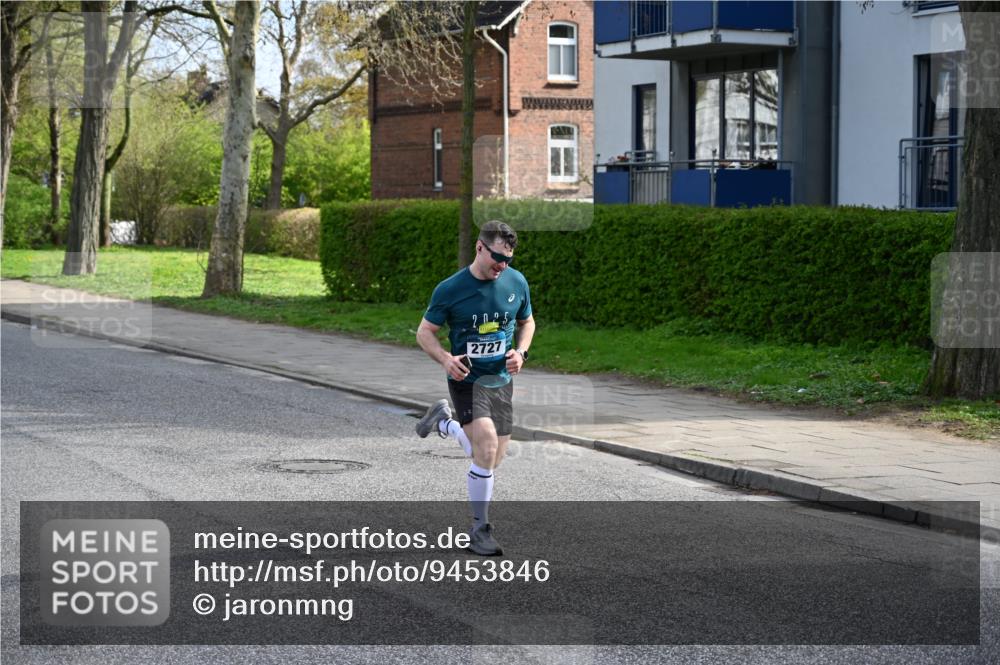 12.04.2026 - 45. Internationalen Wilhelmsburger Insellauf J. Mangold http://msf.ph/oto/9453846 12.04.2026 10:14:53 Ziel 4002, 2727, 2177 meine-sportfotos.de