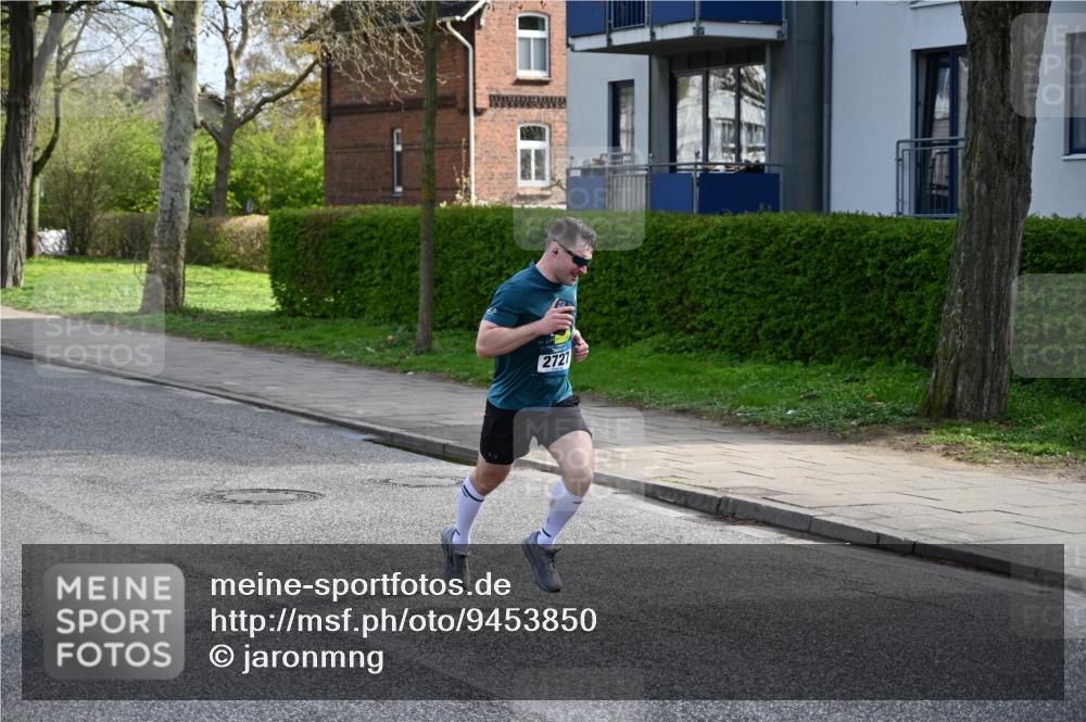 12.04.2026 - 45. Internationalen Wilhelmsburger Insellauf J. Mangold http://msf.ph/oto/9453850 12.04.2026 10:14:53 Ziel 4002, 2727, 2177 meine-sportfotos.de