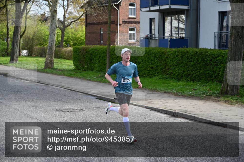 12.04.2026 - 45. Internationalen Wilhelmsburger Insellauf J. Mangold http://msf.ph/oto/9453857 12.04.2026 10:15:18 Ziel 2177, 2281, 5302, 2970 meine-sportfotos.de