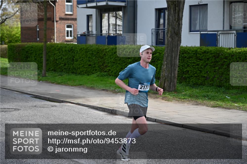12.04.2026 - 45. Internationalen Wilhelmsburger Insellauf J. Mangold http://msf.ph/oto/9453873 12.04.2026 10:15:18 Ziel 2177, 2281, 5302, 2970 meine-sportfotos.de
