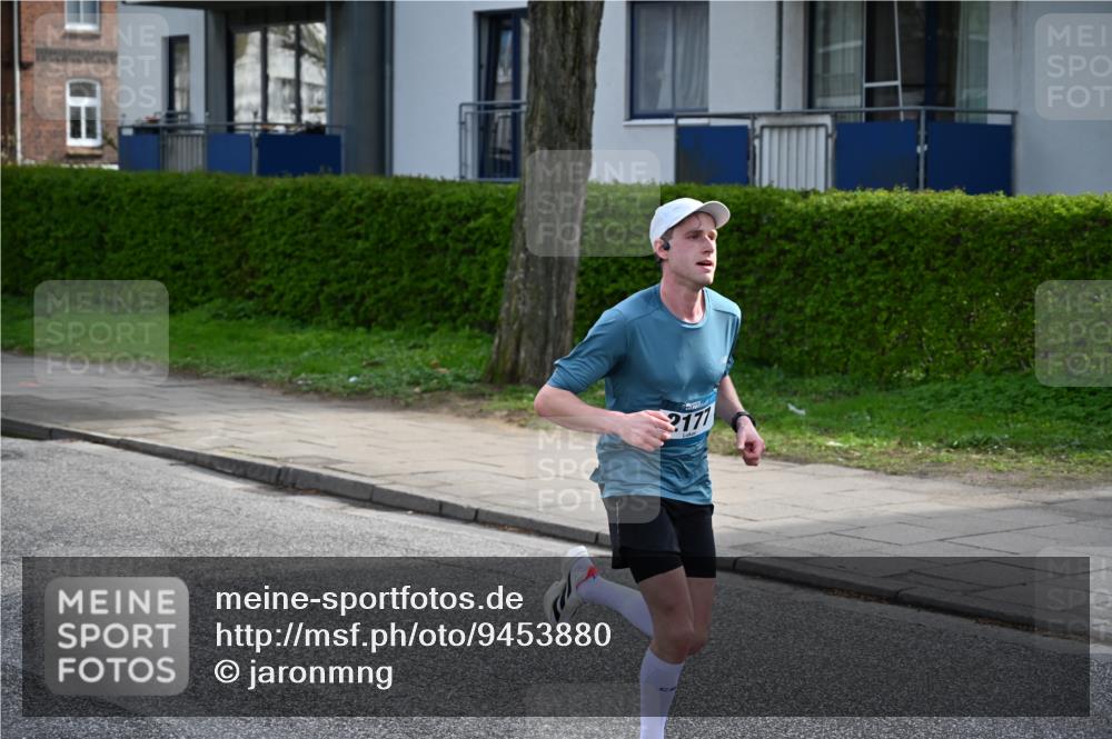 12.04.2026 - 45. Internationalen Wilhelmsburger Insellauf J. Mangold http://msf.ph/oto/9453880 12.04.2026 10:15:19 Ziel 2177, 2281, 5302, 2970, 2405 meine-sportfotos.de