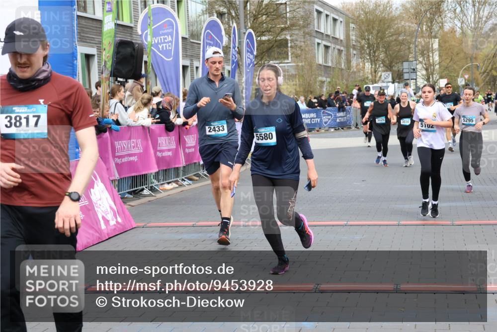 12.04.2026 - 45. Internationalen Wilhelmsburger Insellauf Strokosch-Dieckow http://msf.ph/oto/9453928 12.04.2026 13:05:44 Ziel 3817, 5580, 2433, 5102, 5295, 3025, 3030 meine-sportfotos.de