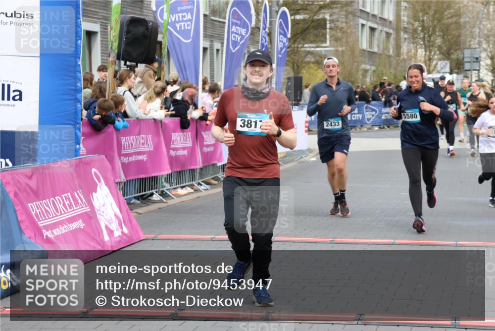 12.04.2026 - 45. Internationalen Wilhelmsburger Insellauf Strokosch-Dieckow http://msf.ph/oto/9453947 12.04.2026 13:05:42 Ziel 3817, 5580, 2433, 5102, 5295 meine-sportfotos.de