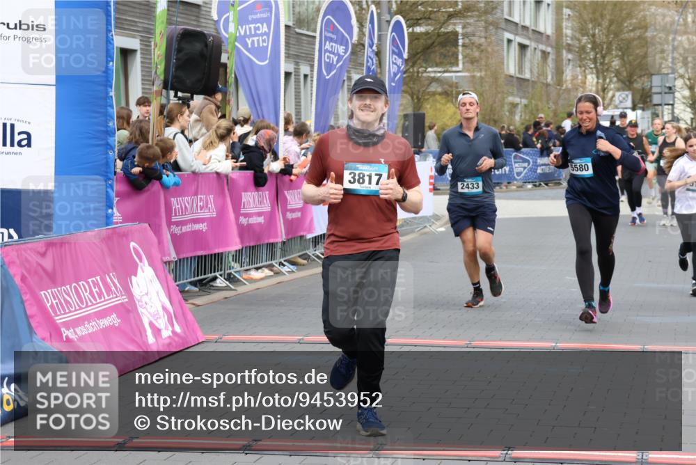 12.04.2026 - 45. Internationalen Wilhelmsburger Insellauf Strokosch-Dieckow http://msf.ph/oto/9453952 12.04.2026 13:05:42 Ziel 3817, 5580, 2433, 5102, 5295 meine-sportfotos.de