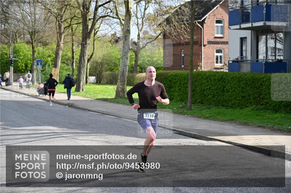12.04.2026 - 45. Internationalen Wilhelmsburger Insellauf J. Mangold http://msf.ph/oto/9453980 12.04.2026 10:16:15 Ziel 3113, 2487, 5676 meine-sportfotos.de
