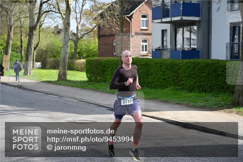 12.04.2026 - 45. Internationalen Wilhelmsburger Insellauf J. Mangold http://msf.ph/oto/9453994 12.04.2026 10:16:16 Ziel 3113, 2487, 5676 meine-sportfotos.de