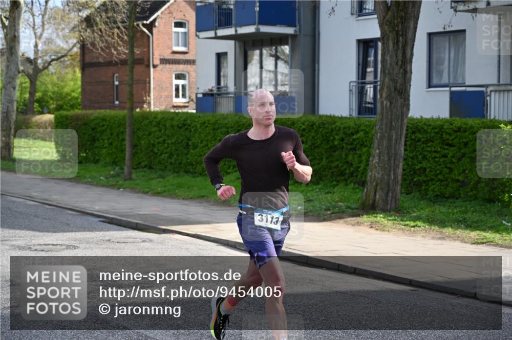 12.04.2026 - 45. Internationalen Wilhelmsburger Insellauf J. Mangold http://msf.ph/oto/9454005 12.04.2026 10:16:16 Ziel 3113, 2487, 5676 meine-sportfotos.de