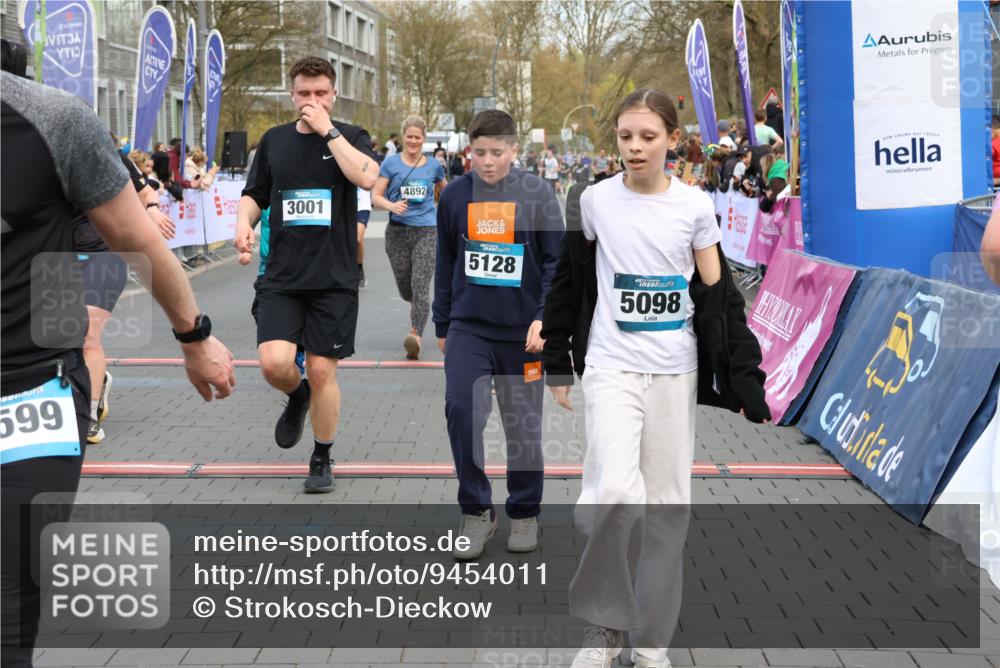 12.04.2026 - 45. Internationalen Wilhelmsburger Insellauf Strokosch-Dieckow http://msf.ph/oto/9454011 12.04.2026 13:05:33 Ziel 5128, 5098, 5235, 5234, 5504, 2139, 3001, 2443, 5862, 5110, 4892, 5752 meine-sportfotos.de