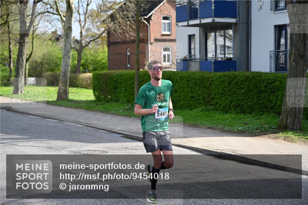 12.04.2026 - 45. Internationalen Wilhelmsburger Insellauf J. Mangold http://msf.ph/oto/9454018 12.04.2026 10:16:26 Ziel 2487, 5676, 3372 meine-sportfotos.de