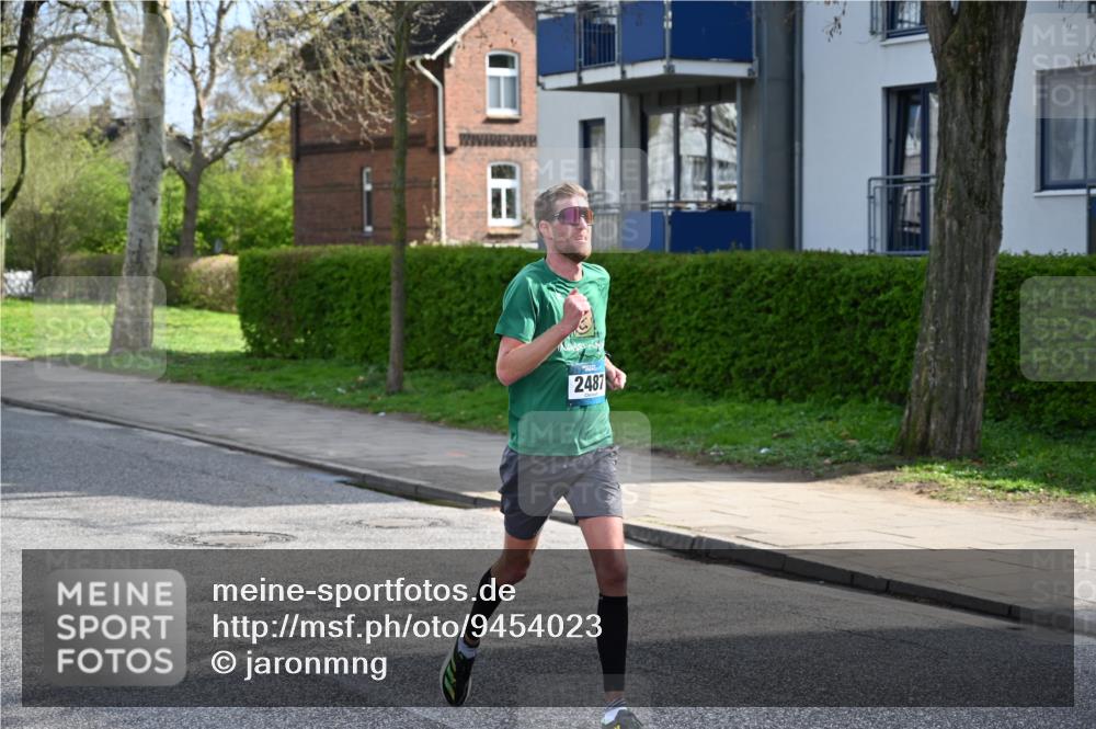 12.04.2026 - 45. Internationalen Wilhelmsburger Insellauf J. Mangold http://msf.ph/oto/9454023 12.04.2026 10:16:26 Ziel 2487, 5676, 3372 meine-sportfotos.de