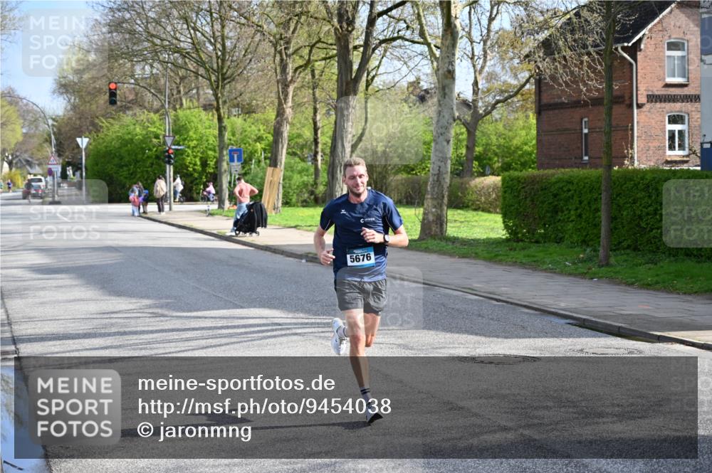 12.04.2026 - 45. Internationalen Wilhelmsburger Insellauf J. Mangold http://msf.ph/oto/9454038 12.04.2026 10:16:38 Ziel 5676, 3372, 3401, 5838, 2819 meine-sportfotos.de