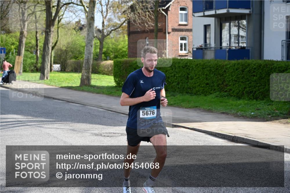 12.04.2026 - 45. Internationalen Wilhelmsburger Insellauf J. Mangold http://msf.ph/oto/9454068 12.04.2026 10:16:39 Ziel 5676, 3372, 3401, 5838, 2819 meine-sportfotos.de