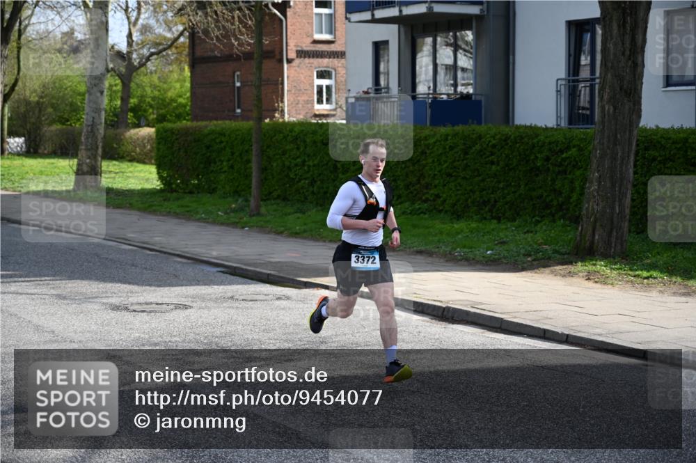 12.04.2026 - 45. Internationalen Wilhelmsburger Insellauf J. Mangold http://msf.ph/oto/9454077 12.04.2026 10:17:05 Ziel 3372, 3401, 5838, 2819, 2866 meine-sportfotos.de