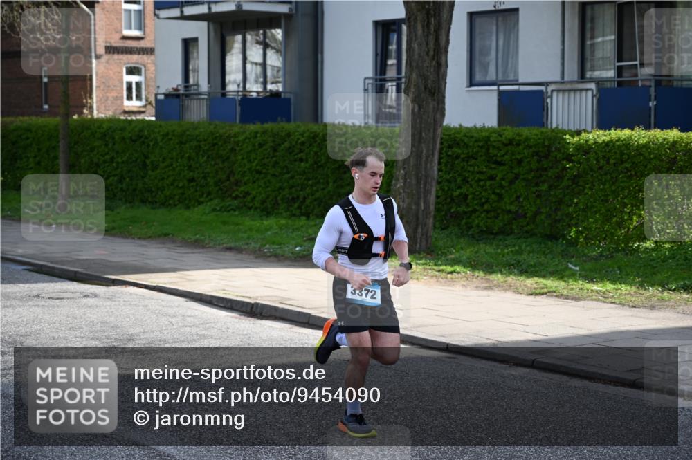 12.04.2026 - 45. Internationalen Wilhelmsburger Insellauf J. Mangold http://msf.ph/oto/9454090 12.04.2026 10:17:05 Ziel 3372, 3401, 5838, 2819, 2866 meine-sportfotos.de