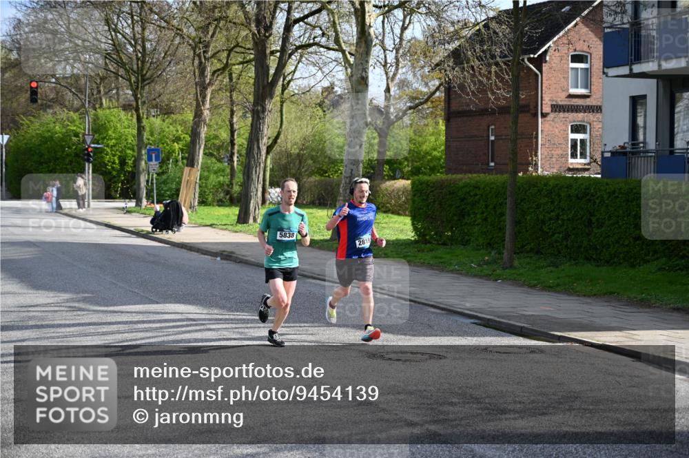 12.04.2026 - 45. Internationalen Wilhelmsburger Insellauf J. Mangold http://msf.ph/oto/9454139 12.04.2026 10:17:15 Ziel 3401, 5838, 2819, 2866, 4205, 3682, 4475 meine-sportfotos.de