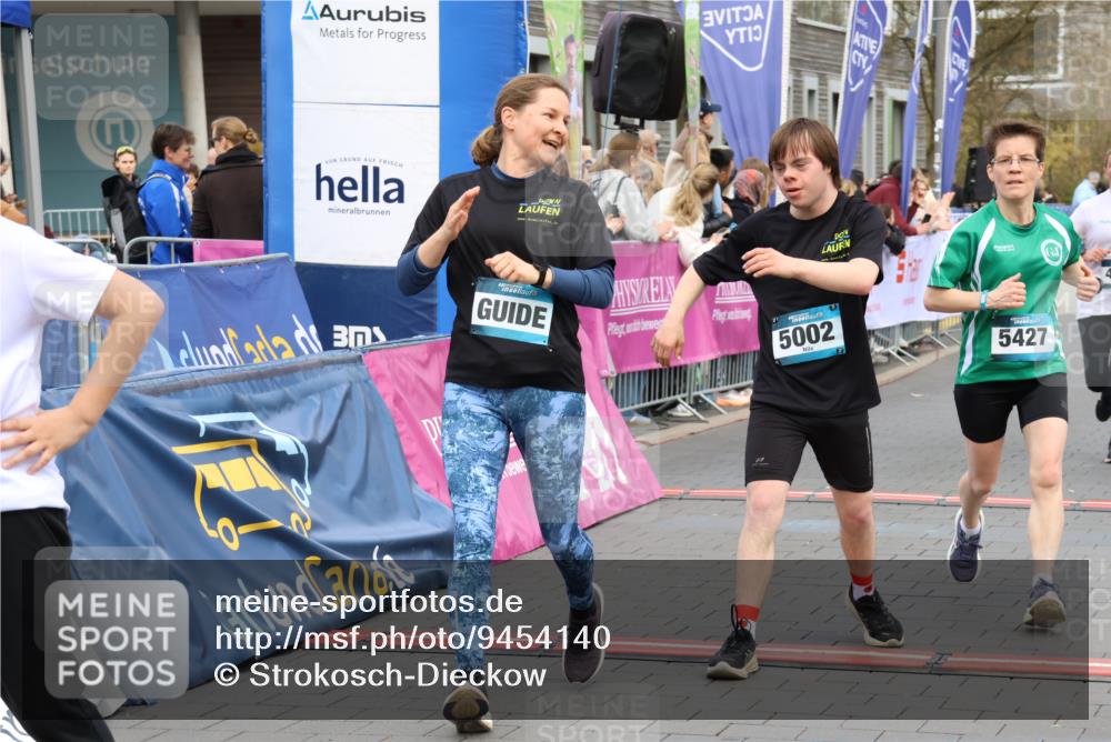 12.04.2026 - 45. Internationalen Wilhelmsburger Insellauf Strokosch-Dieckow http://msf.ph/oto/9454140 12.04.2026 13:05:24 Ziel 5002, 5427, 4610 meine-sportfotos.de
