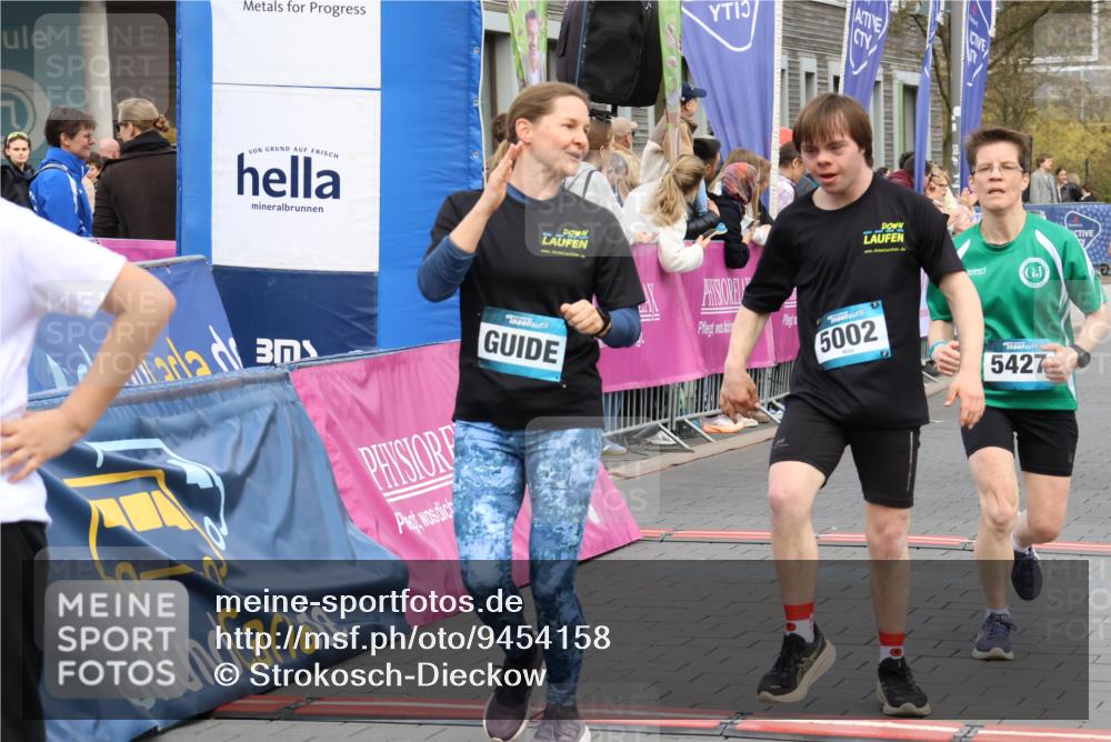 12.04.2026 - 45. Internationalen Wilhelmsburger Insellauf Strokosch-Dieckow http://msf.ph/oto/9454158 12.04.2026 13:05:24 Ziel 5002, 5427, 4610 meine-sportfotos.de