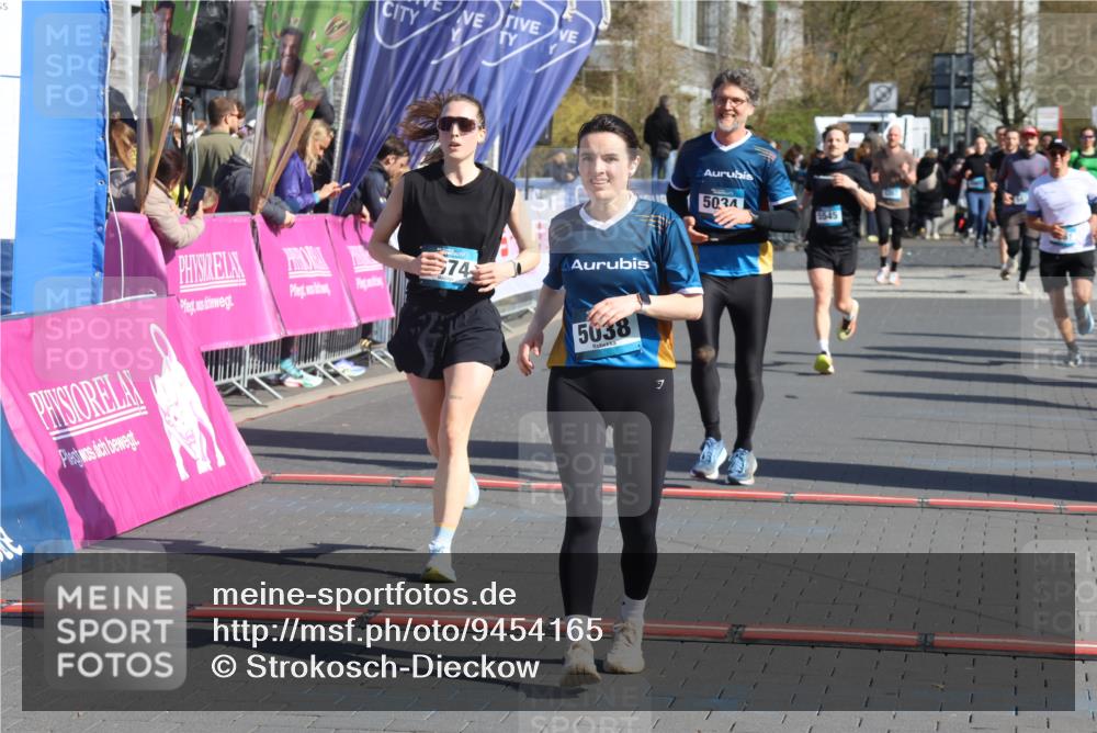 12.04.2026 - 45. Internationalen Wilhelmsburger Insellauf Strokosch-Dieckow http://msf.ph/oto/9454165 12.04.2026 10:41:51 Ziel 4295, 5038, 4674, 5034, 3861 meine-sportfotos.de