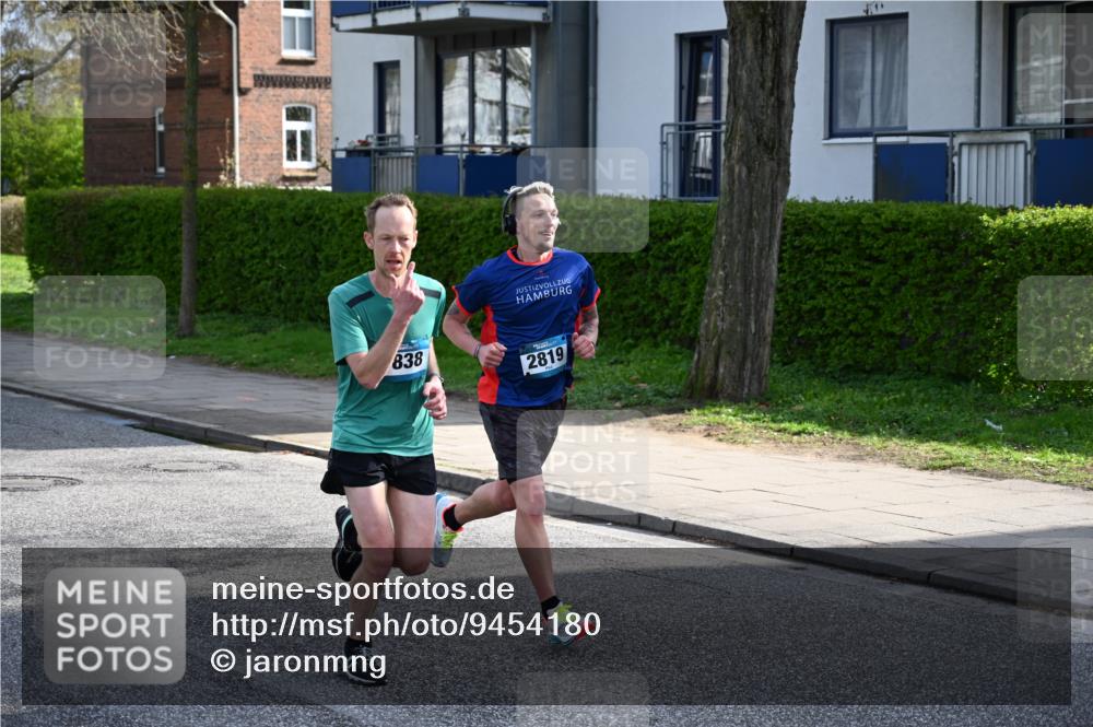 12.04.2026 - 45. Internationalen Wilhelmsburger Insellauf J. Mangold http://msf.ph/oto/9454180 12.04.2026 10:17:17 Ziel 3401, 5838, 2819, 2866, 4205, 3682, 4475 meine-sportfotos.de