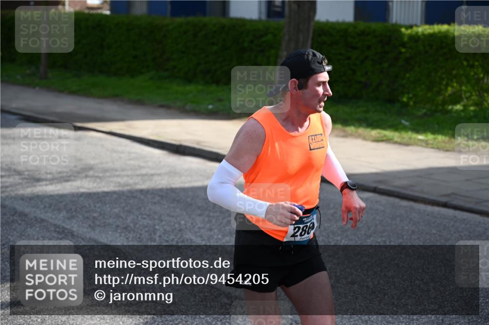 12.04.2026 - 45. Internationalen Wilhelmsburger Insellauf J. Mangold http://msf.ph/oto/9454205 12.04.2026 10:17:43 Ziel 2866, 4205, 3682, 4475, 3262, 5554 meine-sportfotos.de