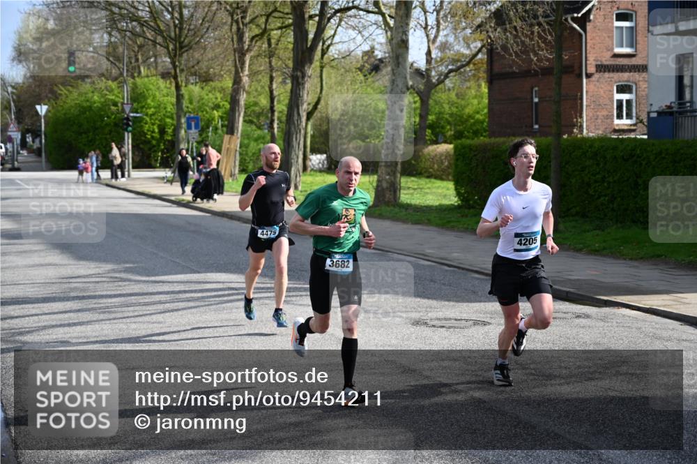 12.04.2026 - 45. Internationalen Wilhelmsburger Insellauf J. Mangold http://msf.ph/oto/9454211 12.04.2026 10:17:51 Ziel 4205, 3682, 4475, 3262, 5554 meine-sportfotos.de
