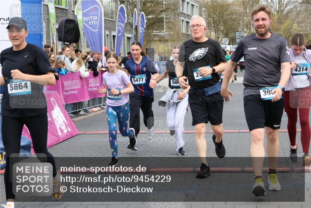12.04.2026 - 45. Internationalen Wilhelmsburger Insellauf Strokosch-Dieckow http://msf.ph/oto/9454229 12.04.2026 13:05:15 Ziel 5864, 3964, 2891, 4314, 5096, 5808, 5477, 3068, 5144 meine-sportfotos.de