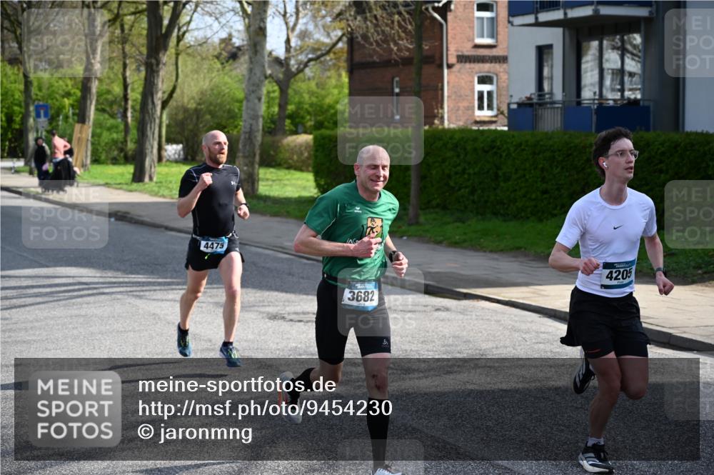 12.04.2026 - 45. Internationalen Wilhelmsburger Insellauf J. Mangold http://msf.ph/oto/9454230 12.04.2026 10:17:51 Ziel 4205, 3682, 4475, 3262, 5554 meine-sportfotos.de