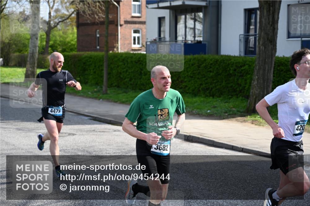 12.04.2026 - 45. Internationalen Wilhelmsburger Insellauf J. Mangold http://msf.ph/oto/9454244 12.04.2026 10:17:52 Ziel 4205, 3682, 4475, 3262, 5554 meine-sportfotos.de