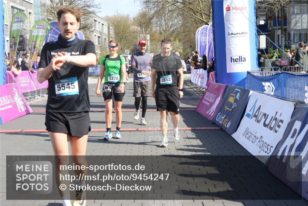 12.04.2026 - 45. Internationalen Wilhelmsburger Insellauf Strokosch-Dieckow http://msf.ph/oto/9454247 12.04.2026 10:42:01 Ziel 2812, 5270, 5416, 4963, 3831, 4602, 4667, 3229 meine-sportfotos.de