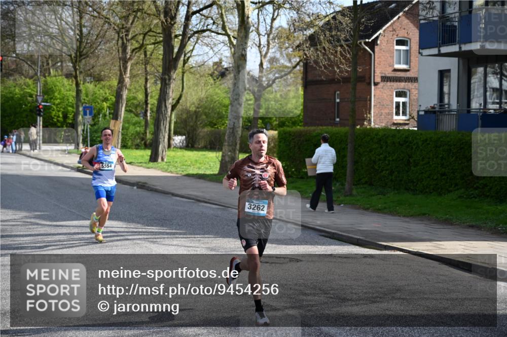 12.04.2026 - 45. Internationalen Wilhelmsburger Insellauf J. Mangold http://msf.ph/oto/9454256 12.04.2026 10:18:21 Ziel 3262, 5554, 4733, 4583, 4117, 3644, 2757 meine-sportfotos.de