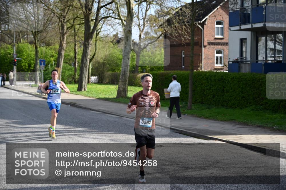 12.04.2026 - 45. Internationalen Wilhelmsburger Insellauf J. Mangold http://msf.ph/oto/9454258 12.04.2026 10:18:21 Ziel 3262, 5554, 4733, 4583, 4117, 3644, 2757 meine-sportfotos.de