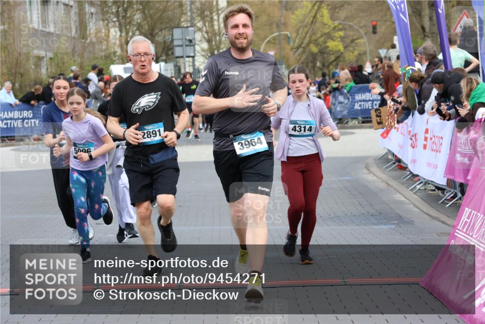 12.04.2026 - 45. Internationalen Wilhelmsburger Insellauf Strokosch-Dieckow http://msf.ph/oto/9454271 12.04.2026 13:05:13 Ziel 5864, 3964, 2891, 4314, 5096, 5808, 5477, 3068 meine-sportfotos.de