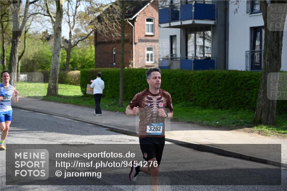 12.04.2026 - 45. Internationalen Wilhelmsburger Insellauf J. Mangold http://msf.ph/oto/9454276 12.04.2026 10:18:22 Ziel 3262, 5554, 4733, 4583, 4117, 3644, 2757 meine-sportfotos.de