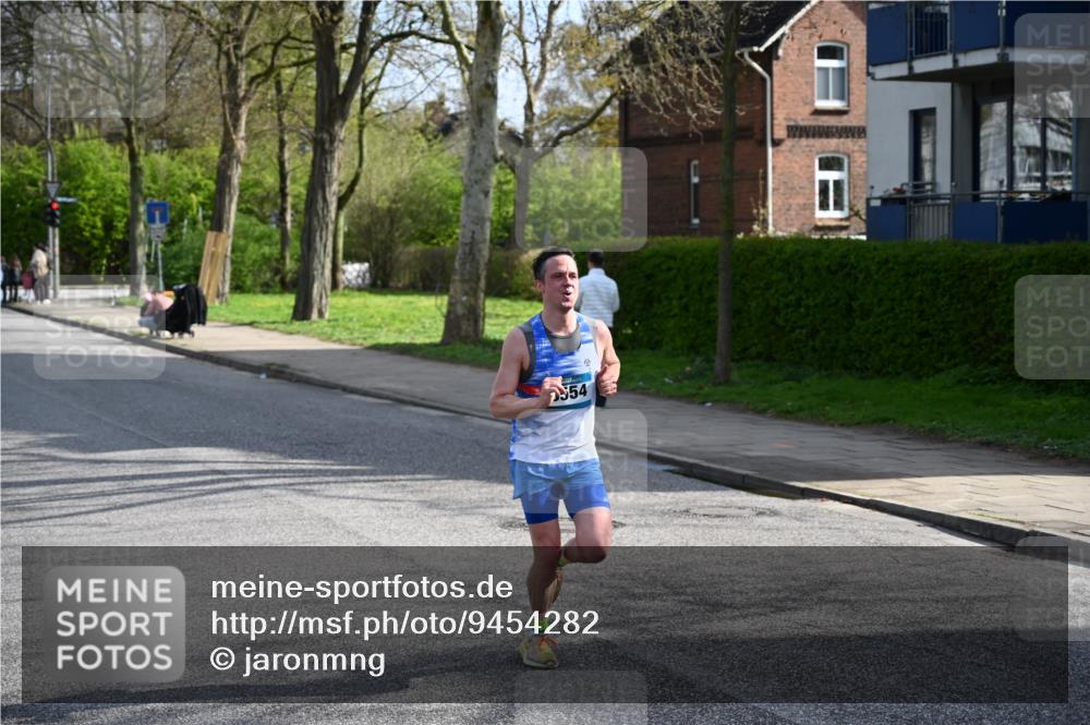 12.04.2026 - 45. Internationalen Wilhelmsburger Insellauf J. Mangold http://msf.ph/oto/9454282 12.04.2026 10:18:23 Ziel 3262, 5554, 4733, 4583, 4117, 3644, 2757 meine-sportfotos.de