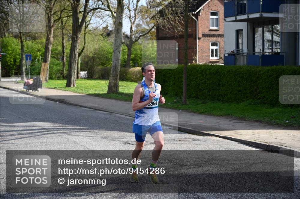 12.04.2026 - 45. Internationalen Wilhelmsburger Insellauf J. Mangold http://msf.ph/oto/9454286 12.04.2026 10:18:23 Ziel 3262, 5554, 4733, 4583, 4117, 3644, 2757 meine-sportfotos.de
