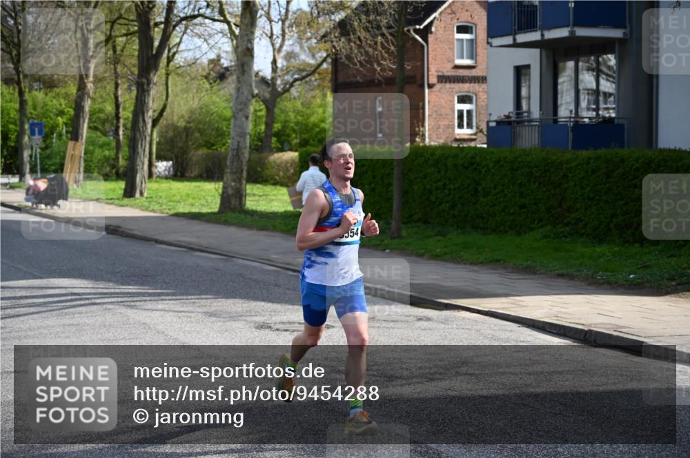 12.04.2026 - 45. Internationalen Wilhelmsburger Insellauf J. Mangold http://msf.ph/oto/9454288 12.04.2026 10:18:23 Ziel 3262, 5554, 4733, 4583, 4117, 3644, 2757 meine-sportfotos.de