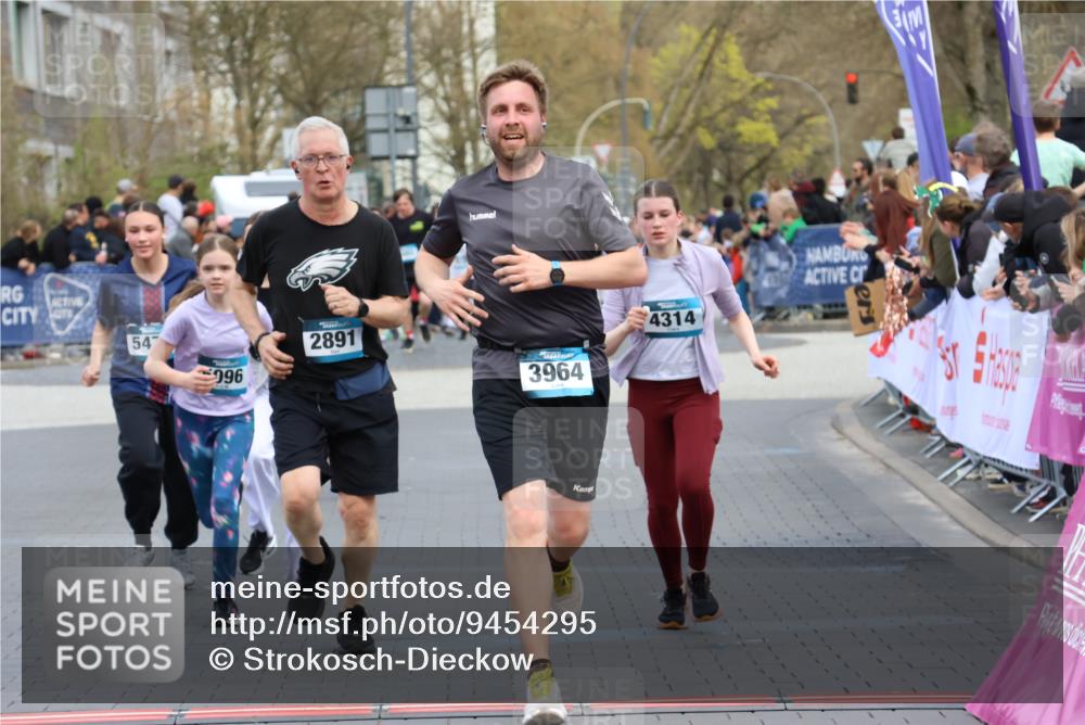 12.04.2026 - 45. Internationalen Wilhelmsburger Insellauf Strokosch-Dieckow http://msf.ph/oto/9454295 12.04.2026 13:05:12 Ziel 5088, 5864, 3964, 2891, 4314, 5096, 5808, 5477 meine-sportfotos.de