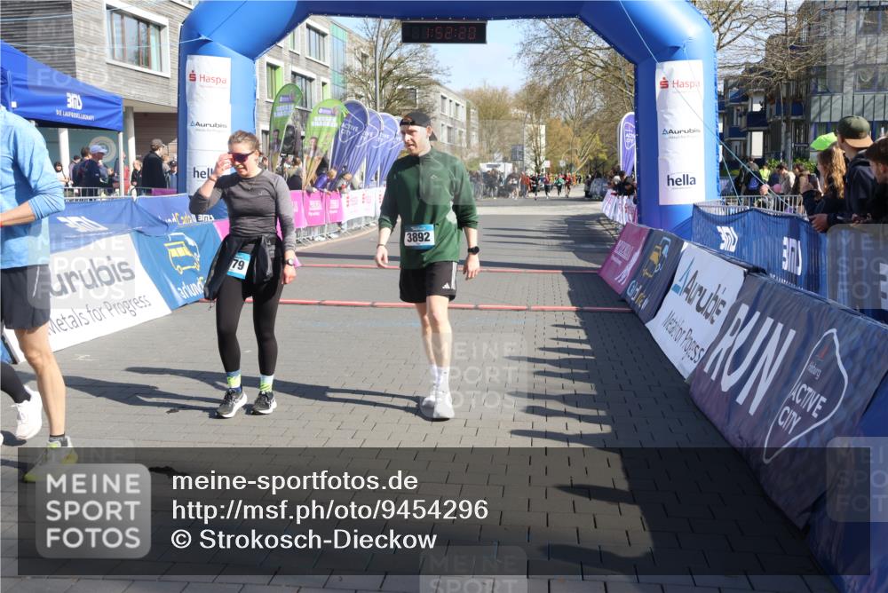 12.04.2026 - 45. Internationalen Wilhelmsburger Insellauf Strokosch-Dieckow http://msf.ph/oto/9454296 12.04.2026 10:42:18 Ziel 4483, 5654, 2836 meine-sportfotos.de