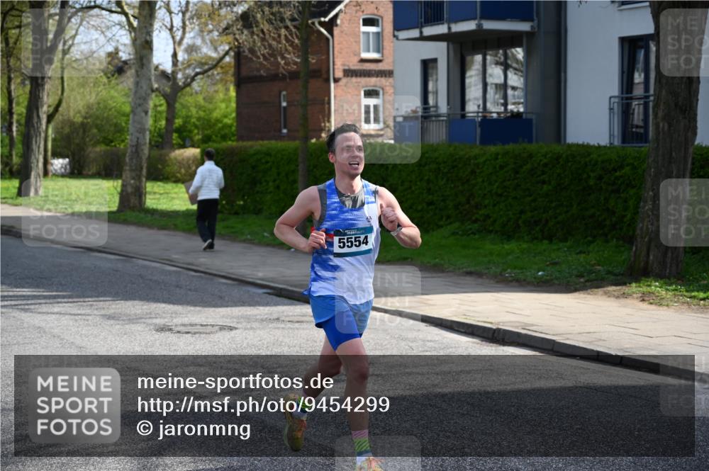 12.04.2026 - 45. Internationalen Wilhelmsburger Insellauf J. Mangold http://msf.ph/oto/9454299 12.04.2026 10:18:23 Ziel 3262, 5554, 4733, 4583, 4117, 3644, 2757 meine-sportfotos.de